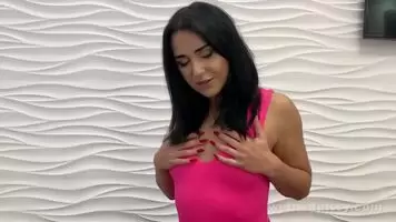 Jessica Lincoln Catches Her Golden Pee In A Glass In This Homemade Video