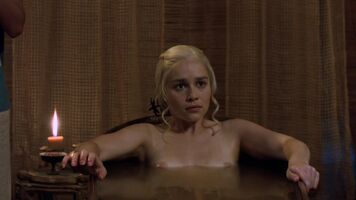 Emilia Clarke - Game Of Thrones - Nude Bath - SMOOTH SLOWMO