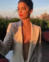 Kim gives Kendall a little kiss