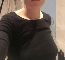 A little Saturday night titty drop 🥰