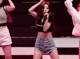 I-DLE - SOYEON - Lokking good in those shorts.