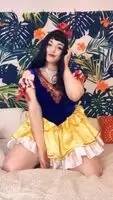 I'm live on cam, come join Snow White! 🍎