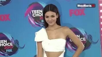 Victoria Justice - Teen Choice Awards Red Carpet