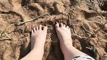The Sand Tickles My Fingers, It Feels So Good 🦶🌊