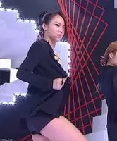 Kara Seungyeon meaty thigh grab