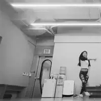 SUA - She knows how to move that booty