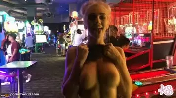 public exposure - pornstar Kendra Sunderland