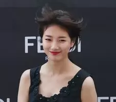 Suzy - Cleavage