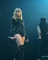 Someone worship Taylor Swift with me
