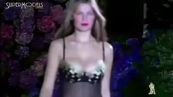 Laetitia Casta bouncing plot