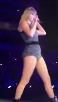Taylor Swift's dancing and shaking her ass. What an amazing slut!